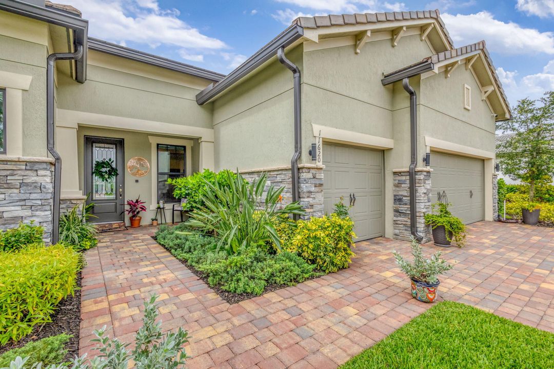 Под контрактом: $1,200,000 (3 спален, 3 ванн, 2534 Квадратных фут)