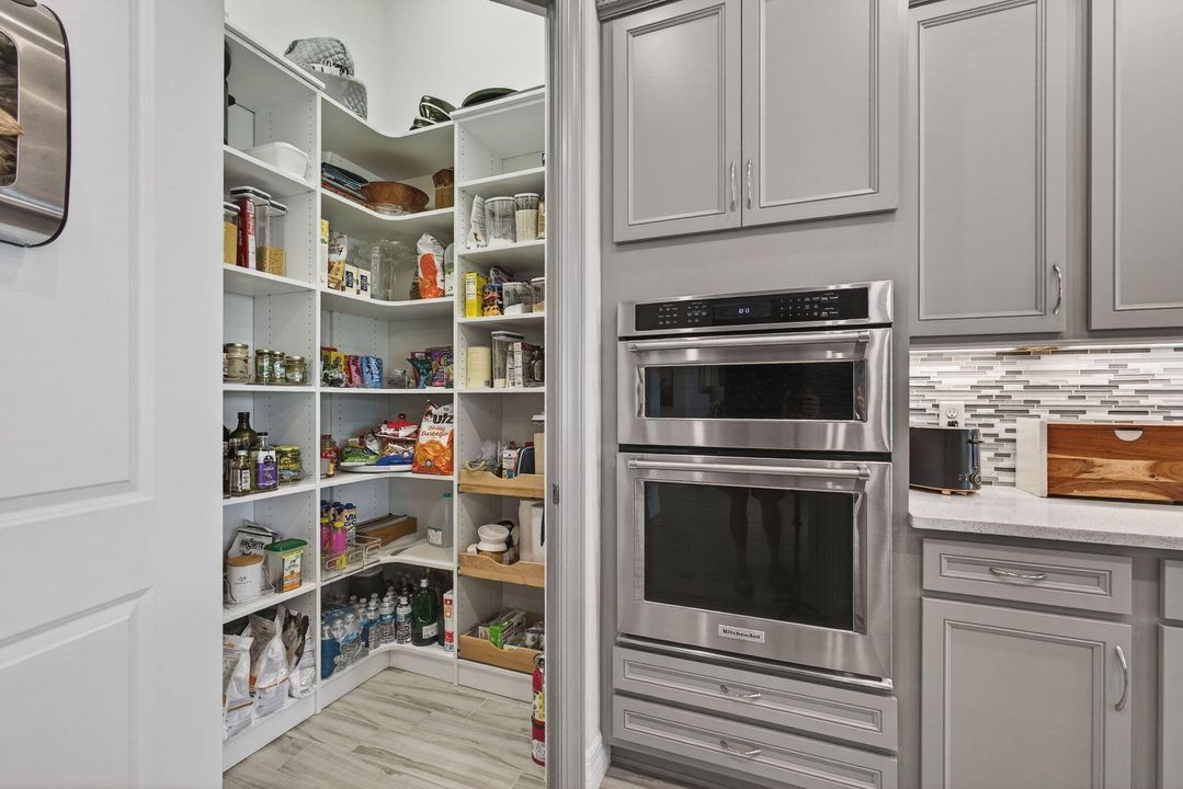 Под контрактом: $1,200,000 (3 спален, 3 ванн, 2534 Квадратных фут)