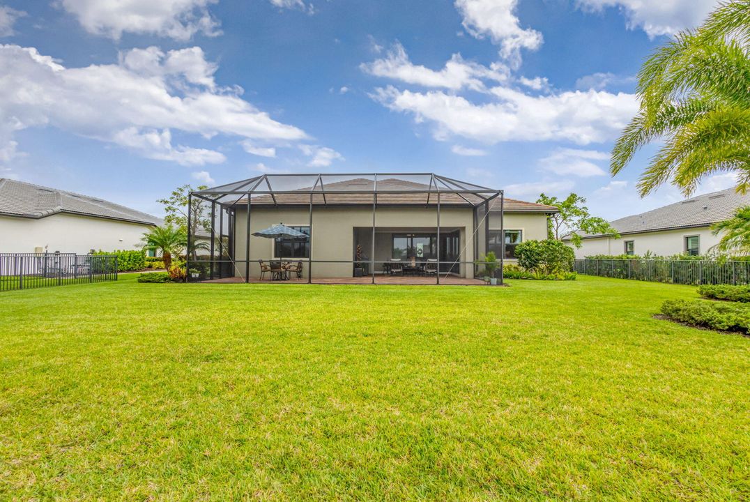 Под контрактом: $1,200,000 (3 спален, 3 ванн, 2534 Квадратных фут)