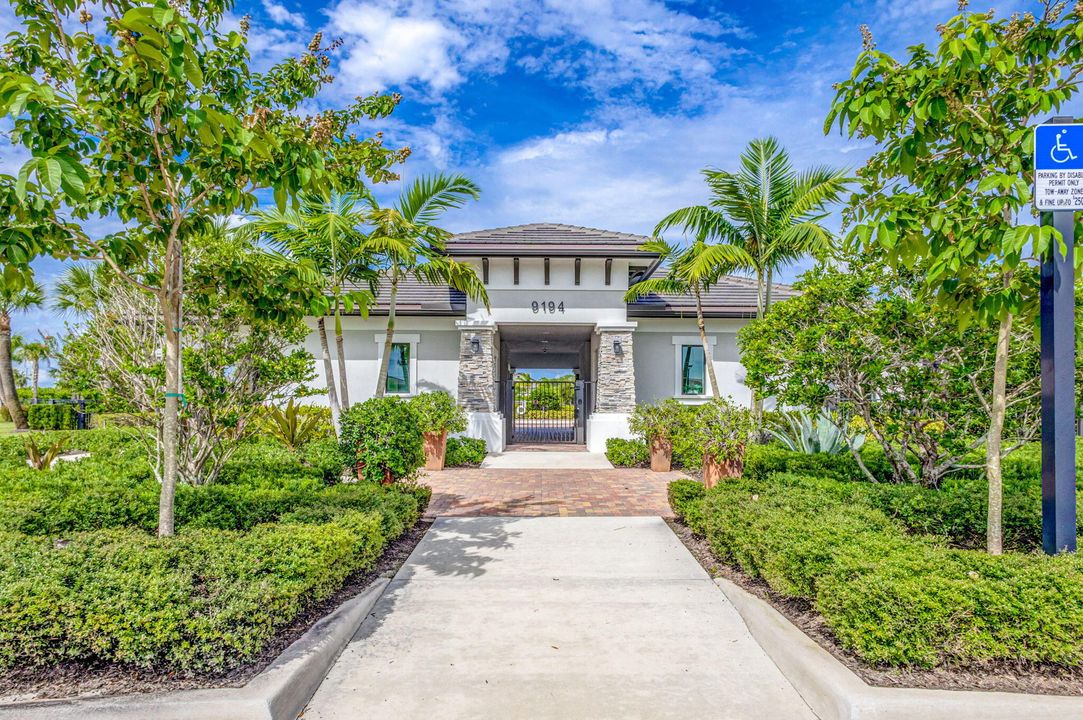 Под контрактом: $1,200,000 (3 спален, 3 ванн, 2534 Квадратных фут)