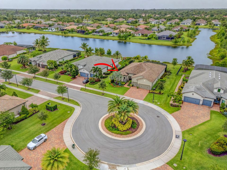 Под контрактом: $1,200,000 (3 спален, 3 ванн, 2534 Квадратных фут)