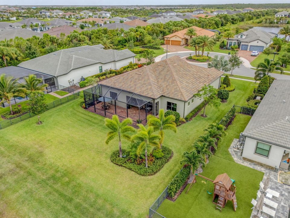 Под контрактом: $1,200,000 (3 спален, 3 ванн, 2534 Квадратных фут)