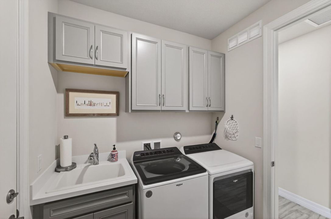 Под контрактом: $1,200,000 (3 спален, 3 ванн, 2534 Квадратных фут)