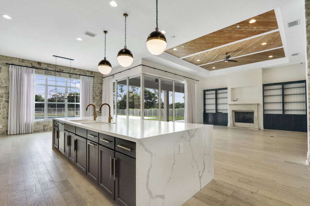 Под контрактом: $2,790,000 (4 спален, 3 ванн, 5244 Квадратных фут)