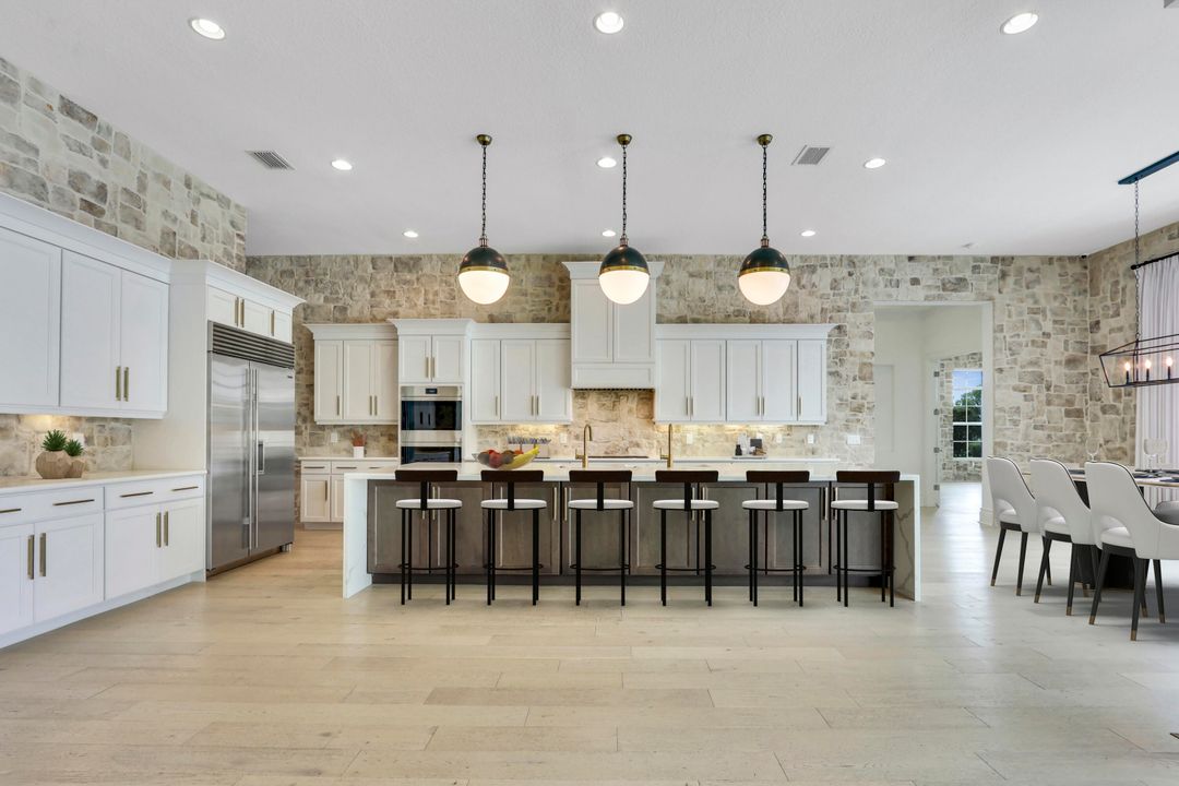 Под контрактом: $2,790,000 (4 спален, 3 ванн, 5244 Квадратных фут)