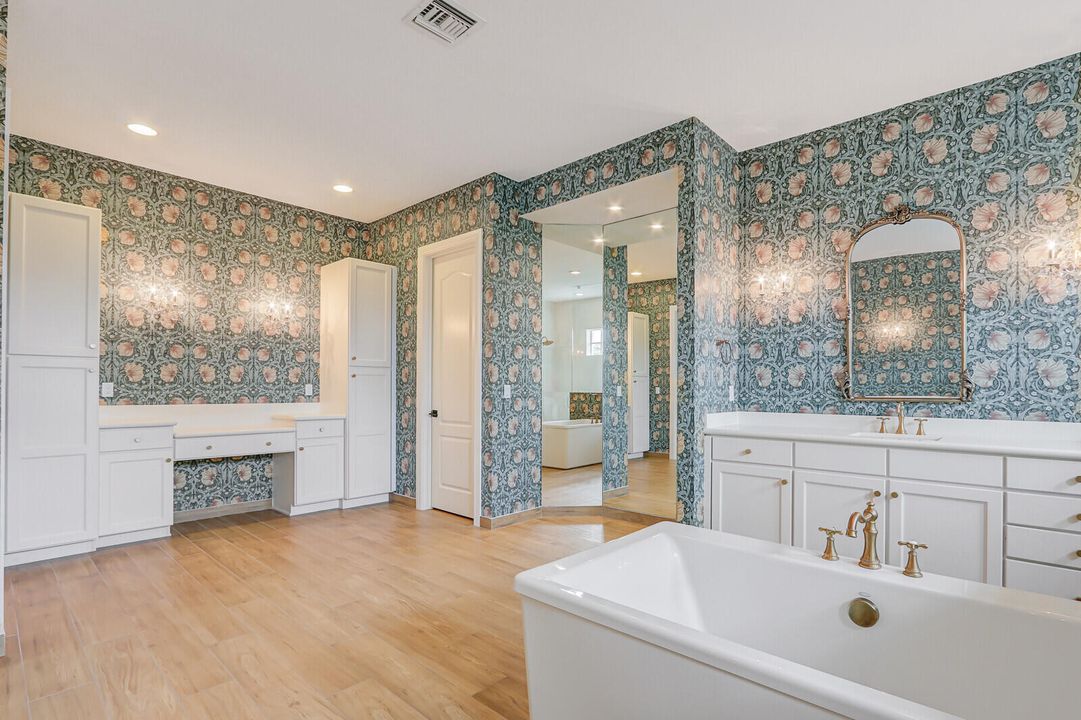 Под контрактом: $2,790,000 (4 спален, 3 ванн, 5244 Квадратных фут)