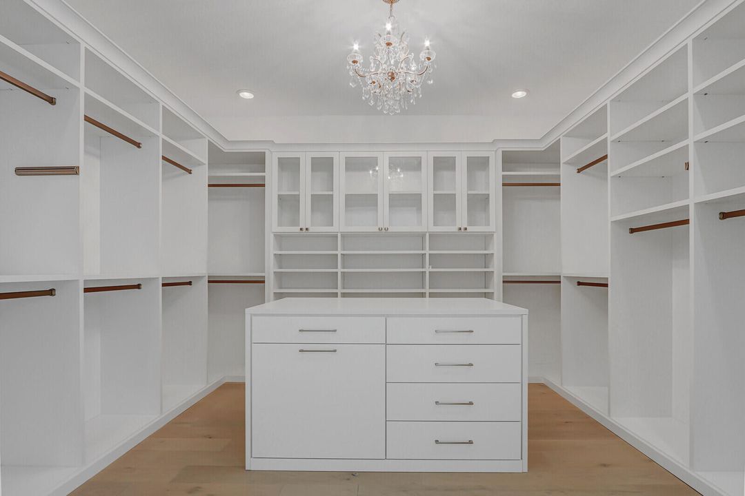 Под контрактом: $2,790,000 (4 спален, 3 ванн, 5244 Квадратных фут)