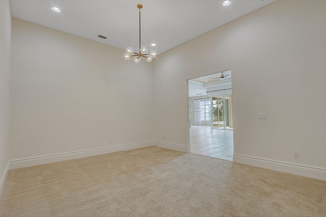 Под контрактом: $2,790,000 (4 спален, 3 ванн, 5244 Квадратных фут)