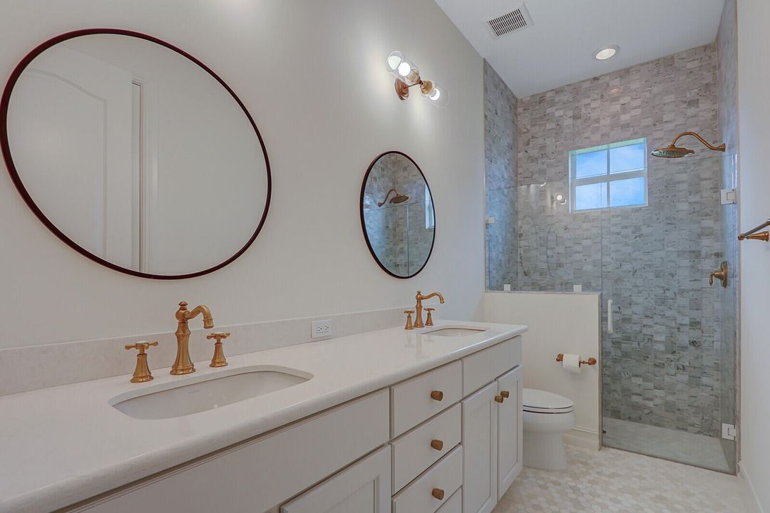 Под контрактом: $2,790,000 (4 спален, 3 ванн, 5244 Квадратных фут)