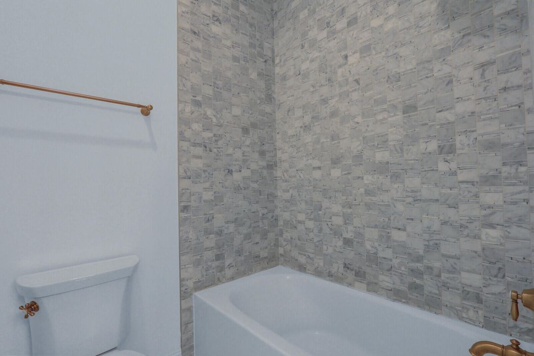 Под контрактом: $2,790,000 (4 спален, 3 ванн, 5244 Квадратных фут)