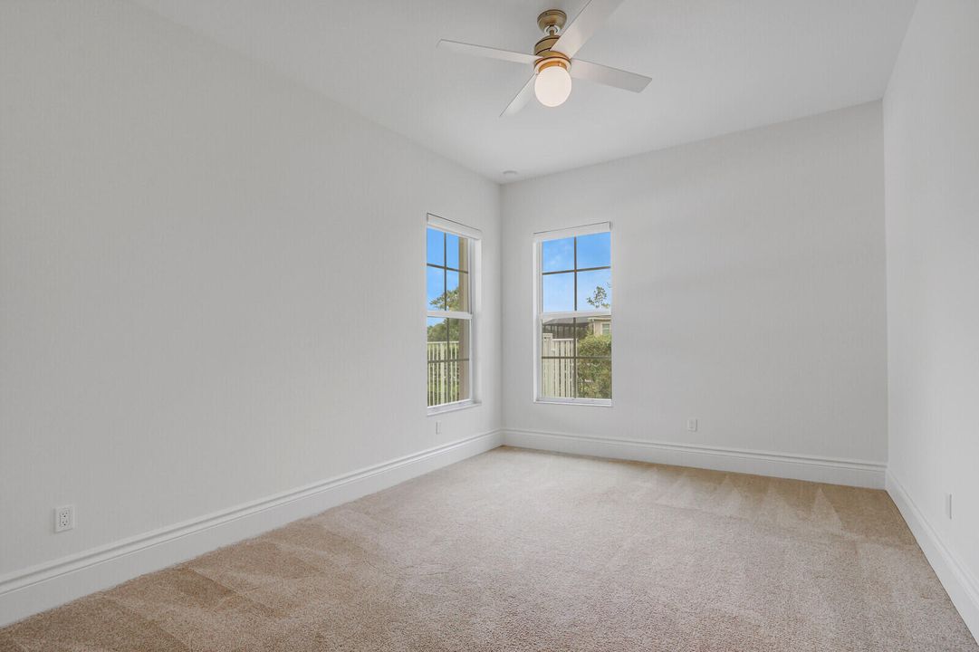 Под контрактом: $2,790,000 (4 спален, 3 ванн, 5244 Квадратных фут)