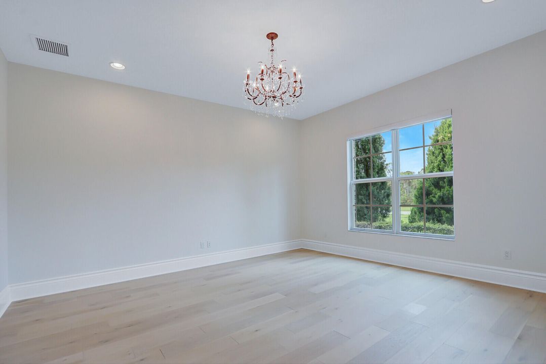 Под контрактом: $2,790,000 (4 спален, 3 ванн, 5244 Квадратных фут)