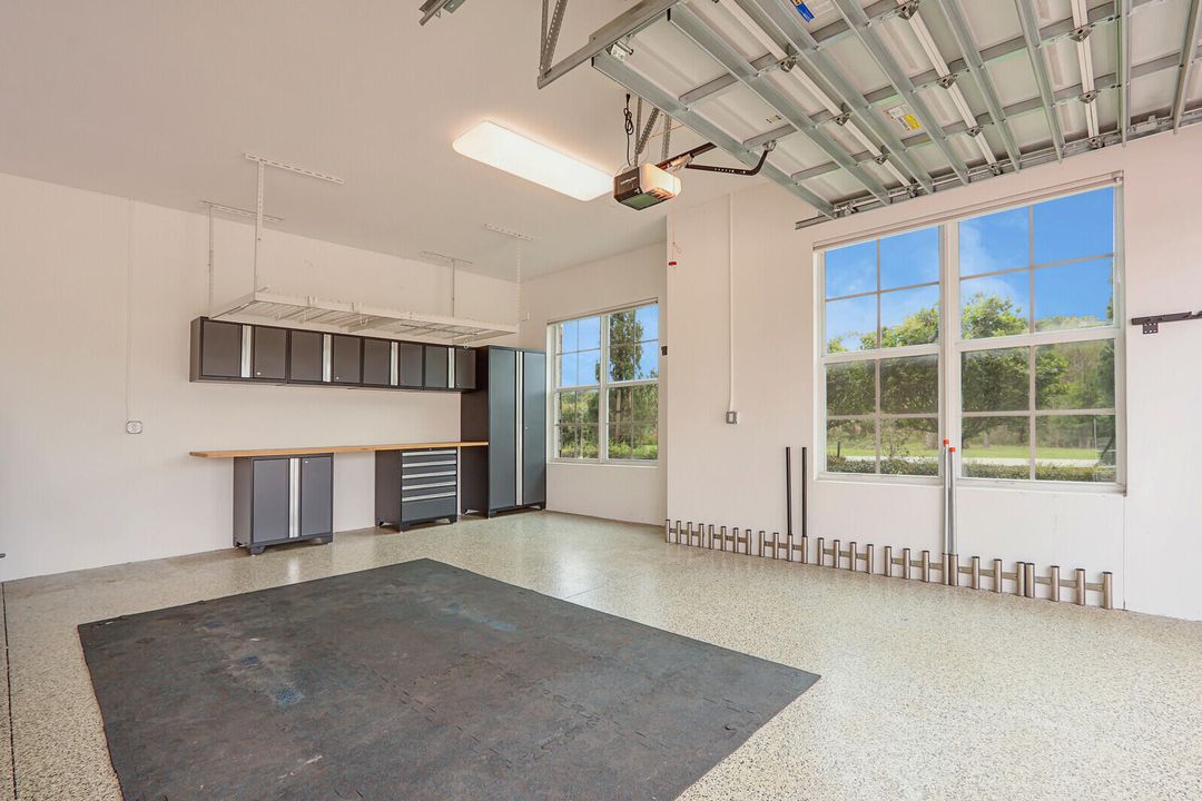 Под контрактом: $2,790,000 (4 спален, 3 ванн, 5244 Квадратных фут)