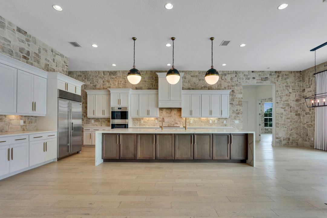 Под контрактом: $2,790,000 (4 спален, 3 ванн, 5244 Квадратных фут)