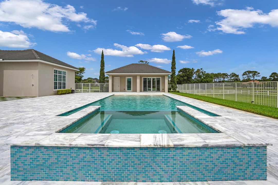 Под контрактом: $2,790,000 (4 спален, 3 ванн, 5244 Квадратных фут)