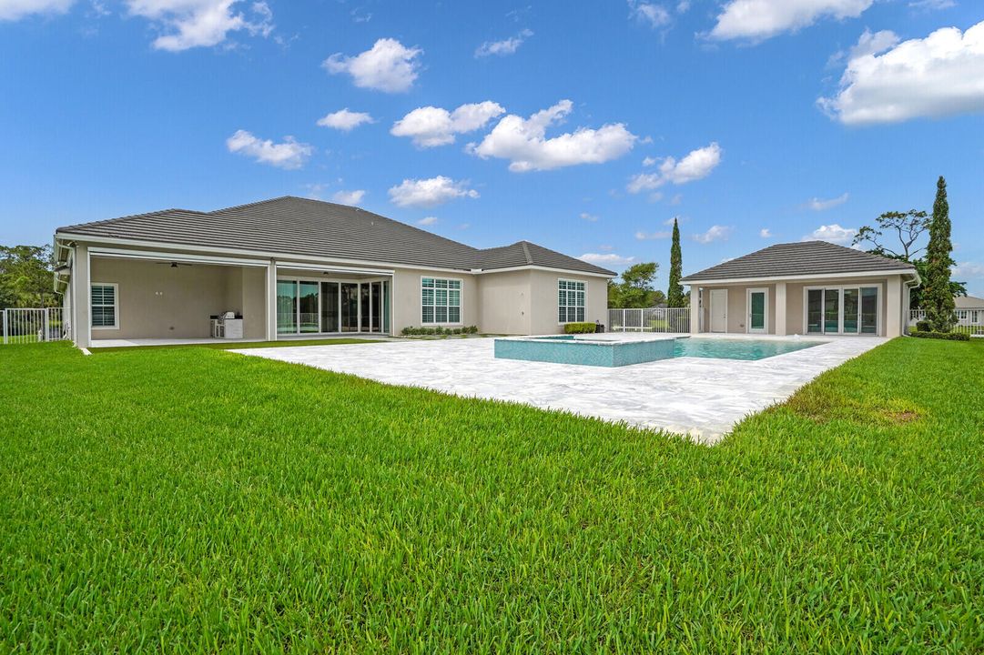 Под контрактом: $2,790,000 (4 спален, 3 ванн, 5244 Квадратных фут)