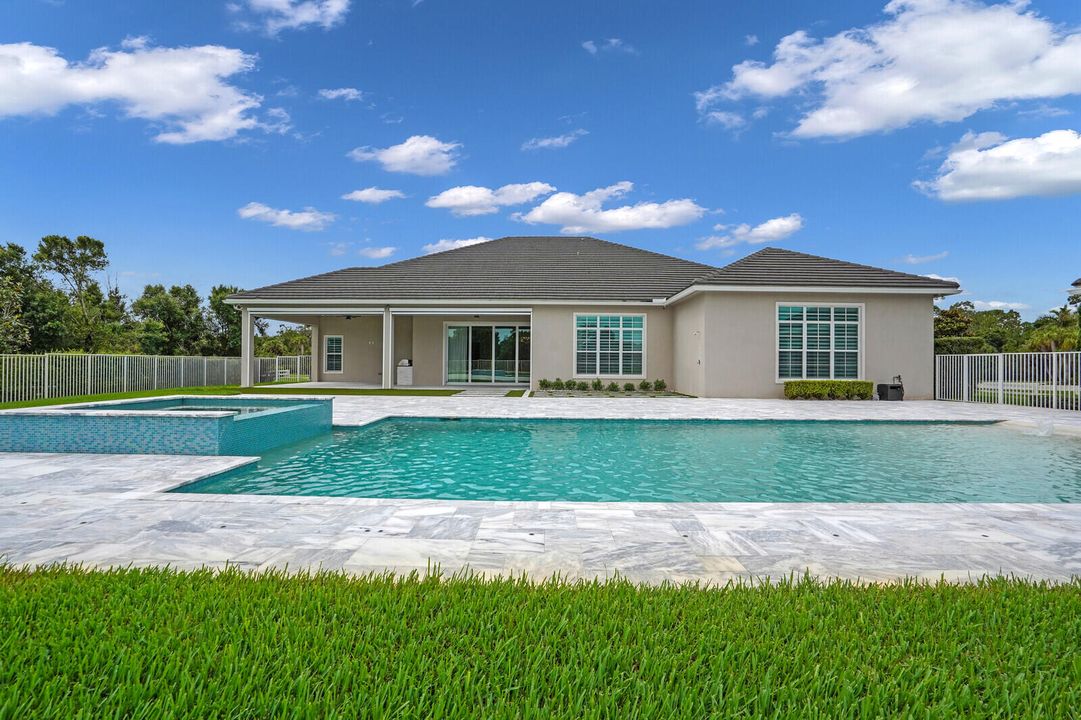 Под контрактом: $2,790,000 (4 спален, 3 ванн, 5244 Квадратных фут)