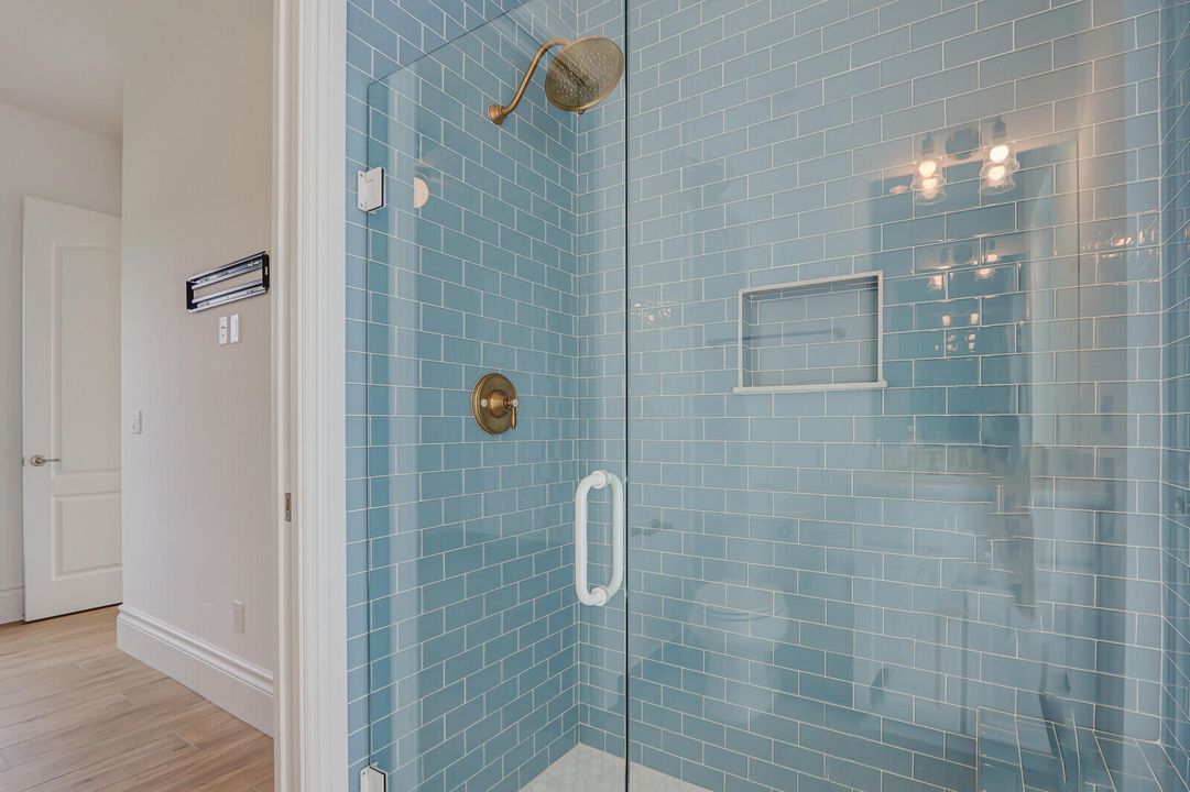 Под контрактом: $2,790,000 (4 спален, 3 ванн, 5244 Квадратных фут)