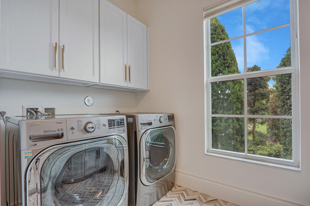 Под контрактом: $2,790,000 (4 спален, 3 ванн, 5244 Квадратных фут)