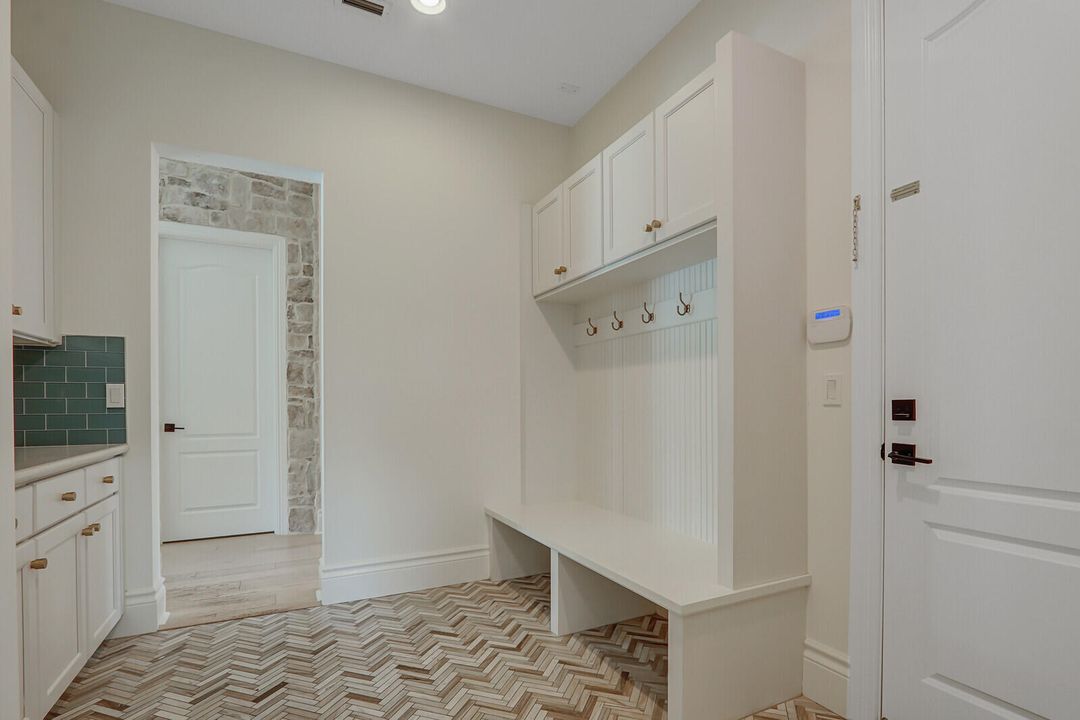 Под контрактом: $2,790,000 (4 спален, 3 ванн, 5244 Квадратных фут)