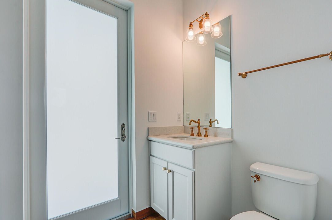 Под контрактом: $2,790,000 (4 спален, 3 ванн, 5244 Квадратных фут)