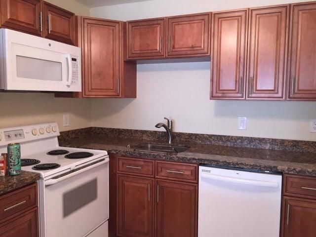 合同活跃: $1,700 (1 贝兹, 1 浴室, 741 平方英尺)