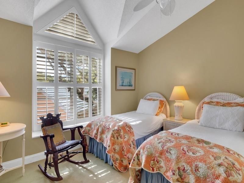 На продажу: $330,000 (2 спален, 2 ванн, 1665 Квадратных фут)