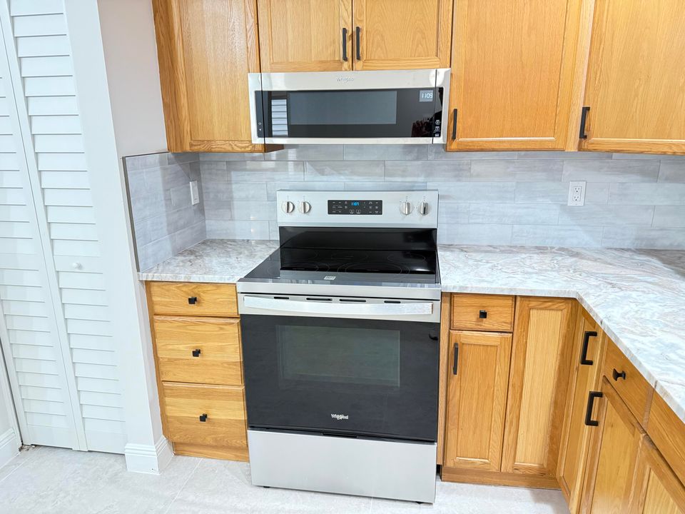 合同活跃: $2,850 (3 贝兹, 2 浴室, 1210 平方英尺)