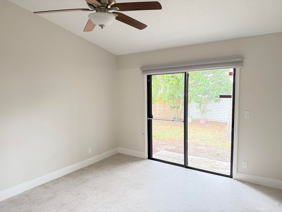 合同活跃: $2,850 (3 贝兹, 2 浴室, 1210 平方英尺)