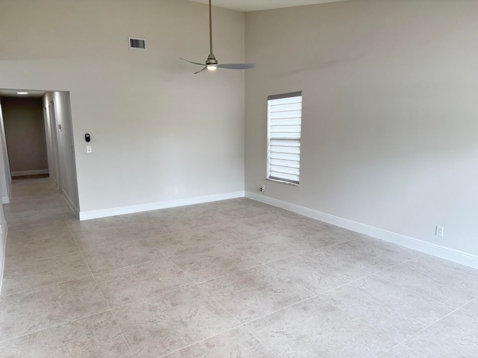 合同活跃: $2,850 (3 贝兹, 2 浴室, 1210 平方英尺)