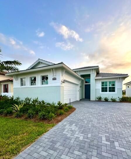 Recently Rented: $4,000 (3 beds, 3 baths, 2196 Square Feet)