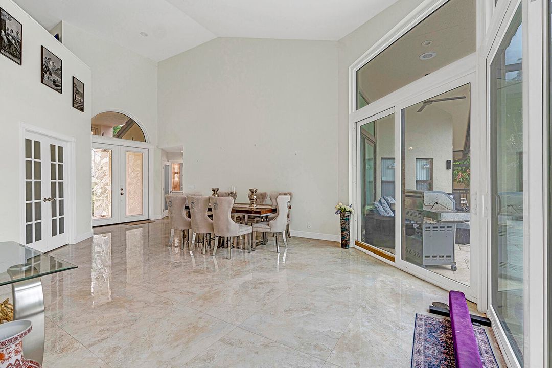 合同活跃: $1,100,000 (4 贝兹, 4 浴室, 2864 平方英尺)