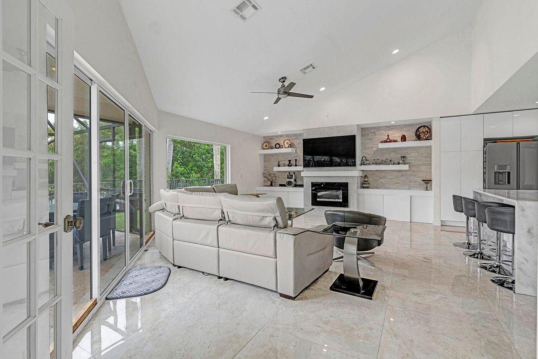 合同活跃: $1,100,000 (4 贝兹, 4 浴室, 2864 平方英尺)