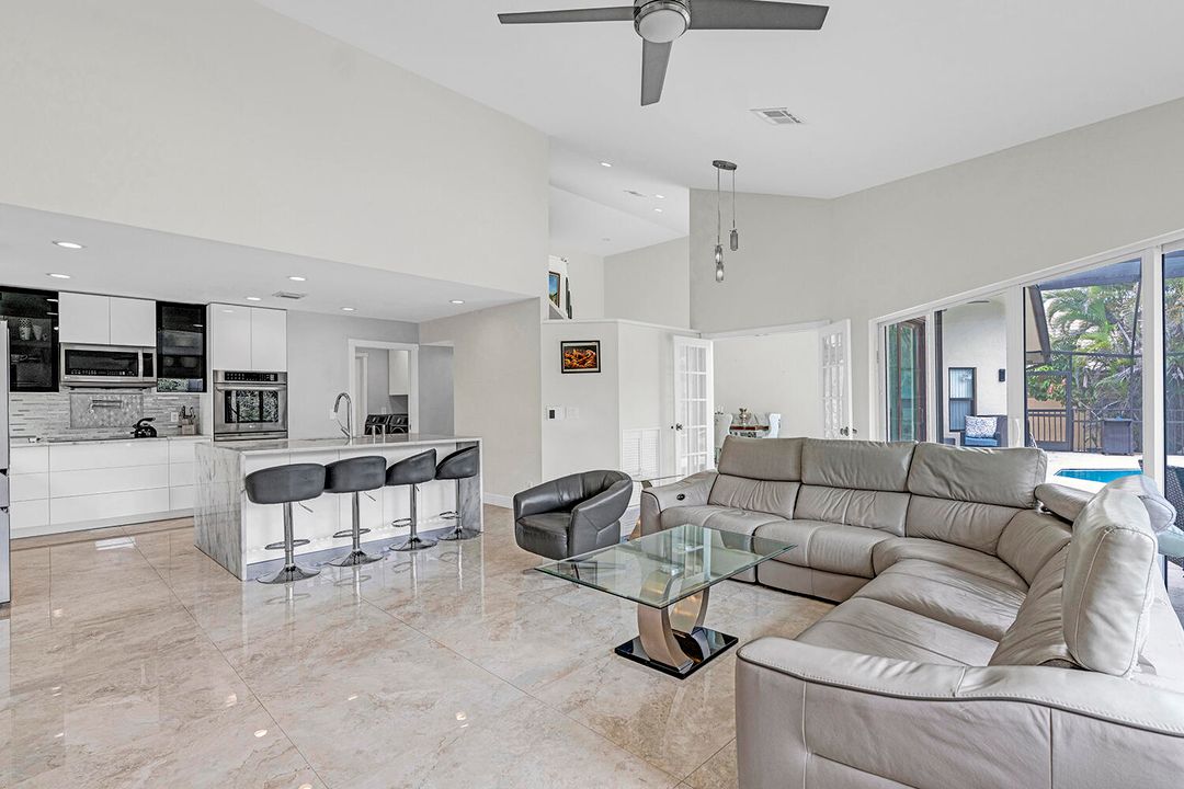 合同活跃: $1,100,000 (4 贝兹, 4 浴室, 2864 平方英尺)