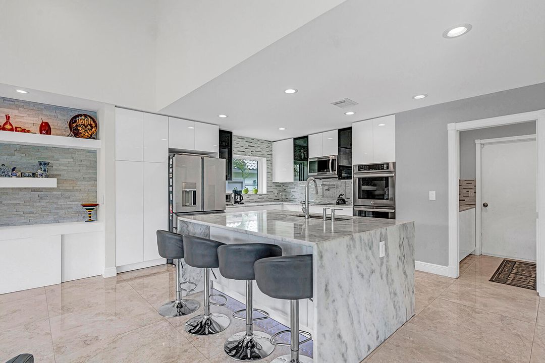 合同活跃: $1,100,000 (4 贝兹, 4 浴室, 2864 平方英尺)