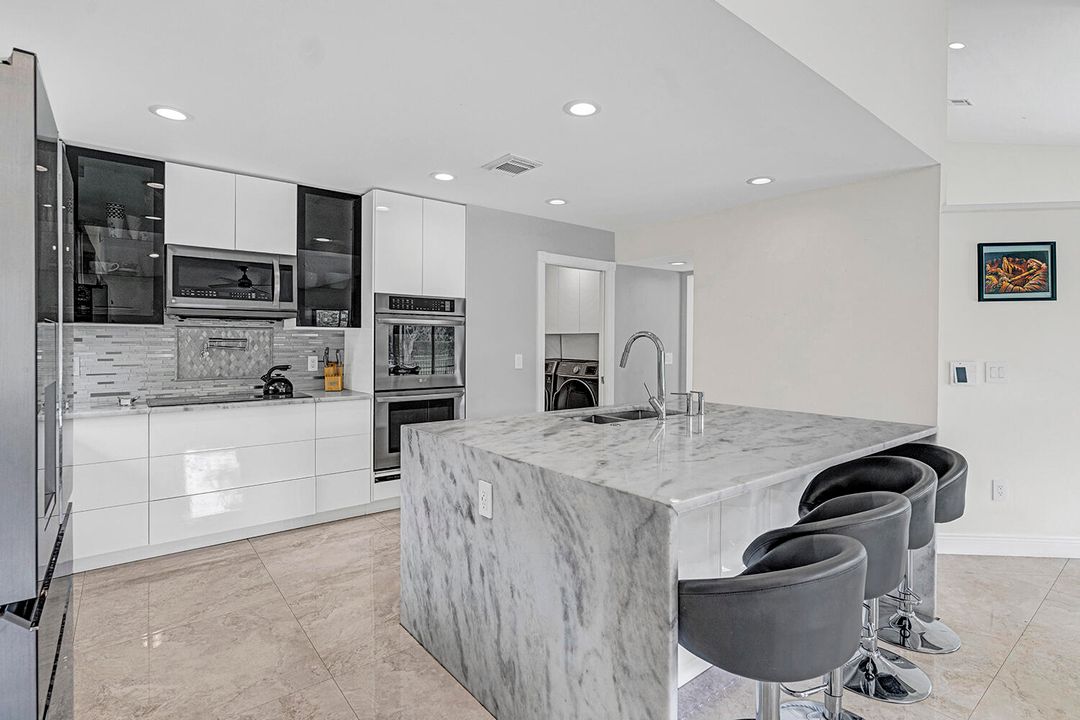 合同活跃: $1,100,000 (4 贝兹, 4 浴室, 2864 平方英尺)