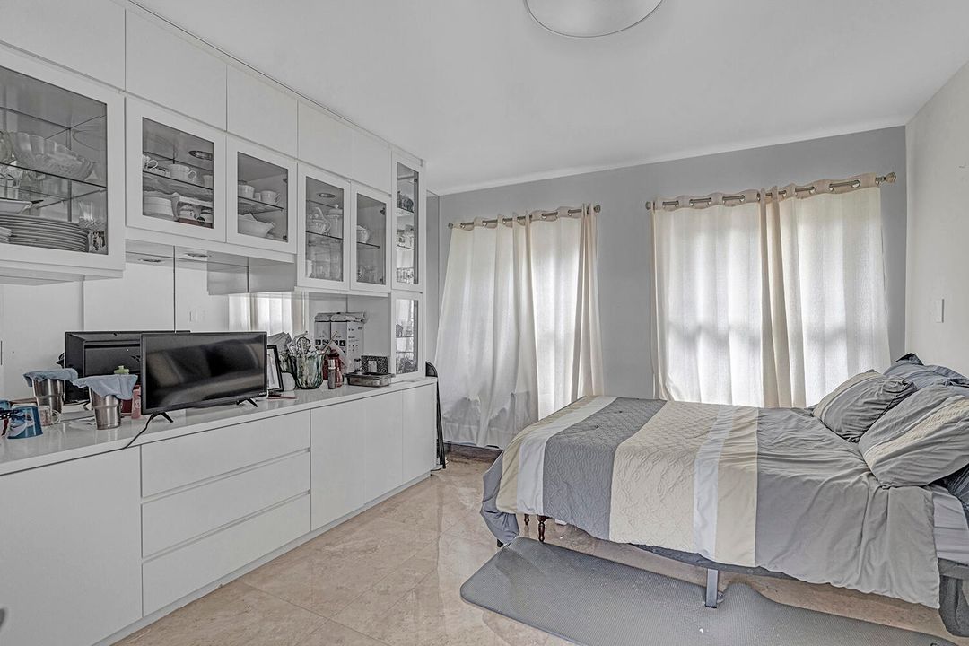 合同活跃: $1,100,000 (4 贝兹, 4 浴室, 2864 平方英尺)