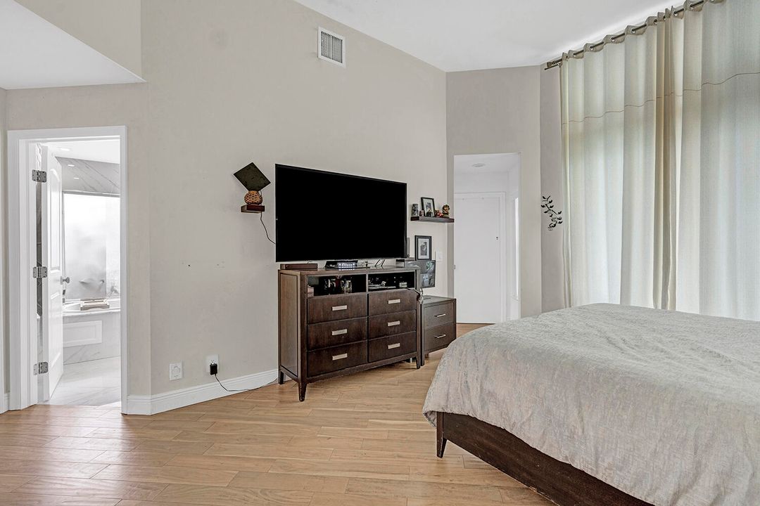 合同活跃: $1,100,000 (4 贝兹, 4 浴室, 2864 平方英尺)