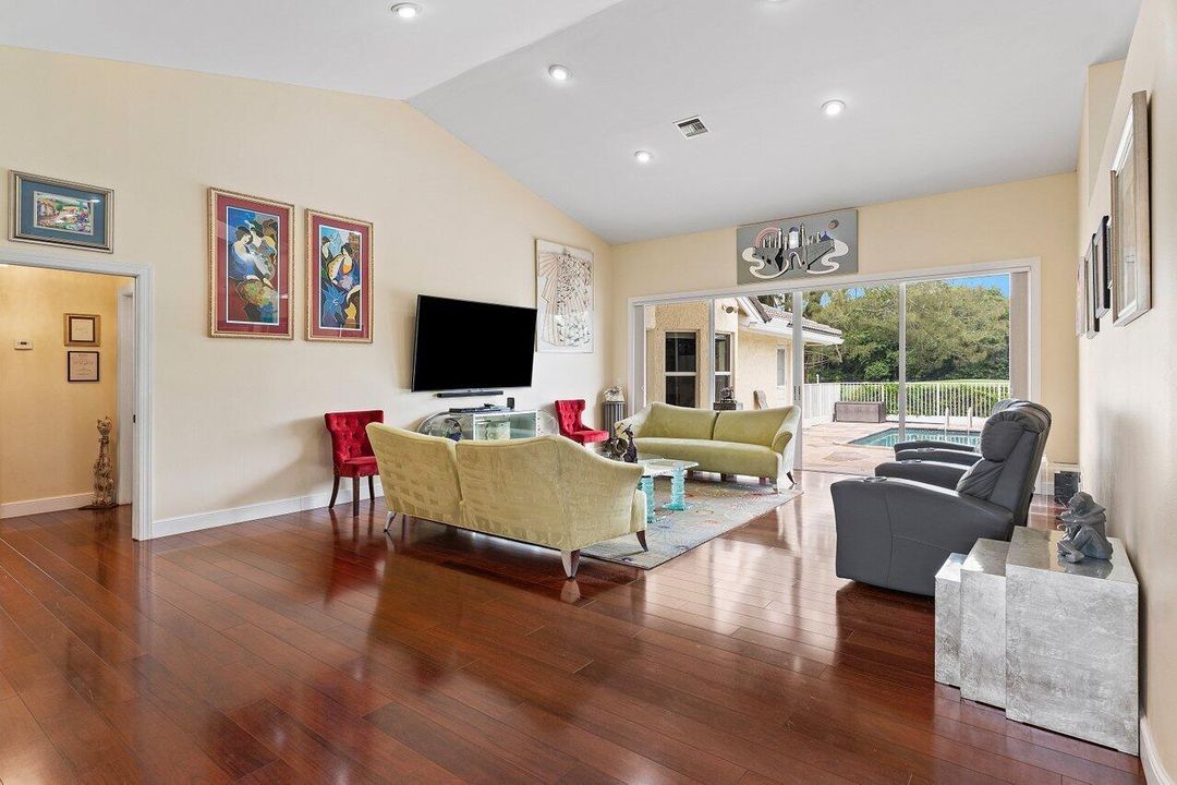 合同活跃: $1,175,000 (3 贝兹, 3 浴室, 3009 平方英尺)