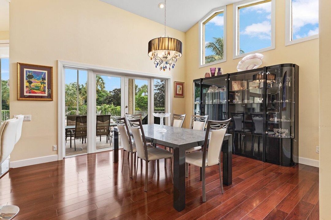 合同活跃: $1,175,000 (3 贝兹, 3 浴室, 3009 平方英尺)