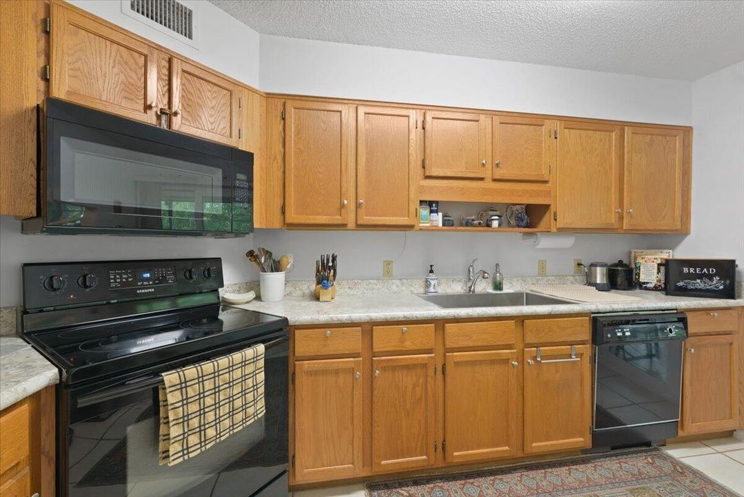 For Sale: $199,500 (2 beds, 3 baths, 1460 Square Feet)