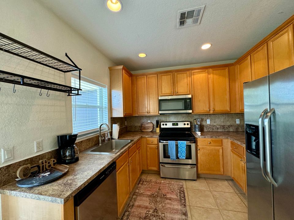 Active With Contract: $4,500 (2 beds, 2 baths, 1108 Square Feet)