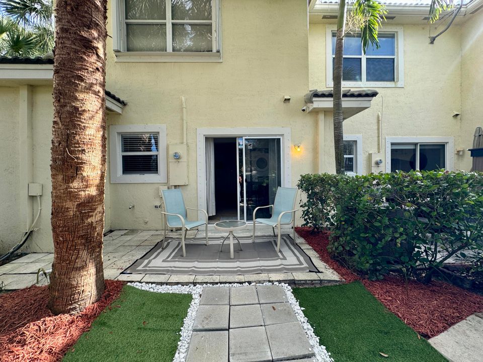 Active With Contract: $4,500 (2 beds, 2 baths, 1108 Square Feet)