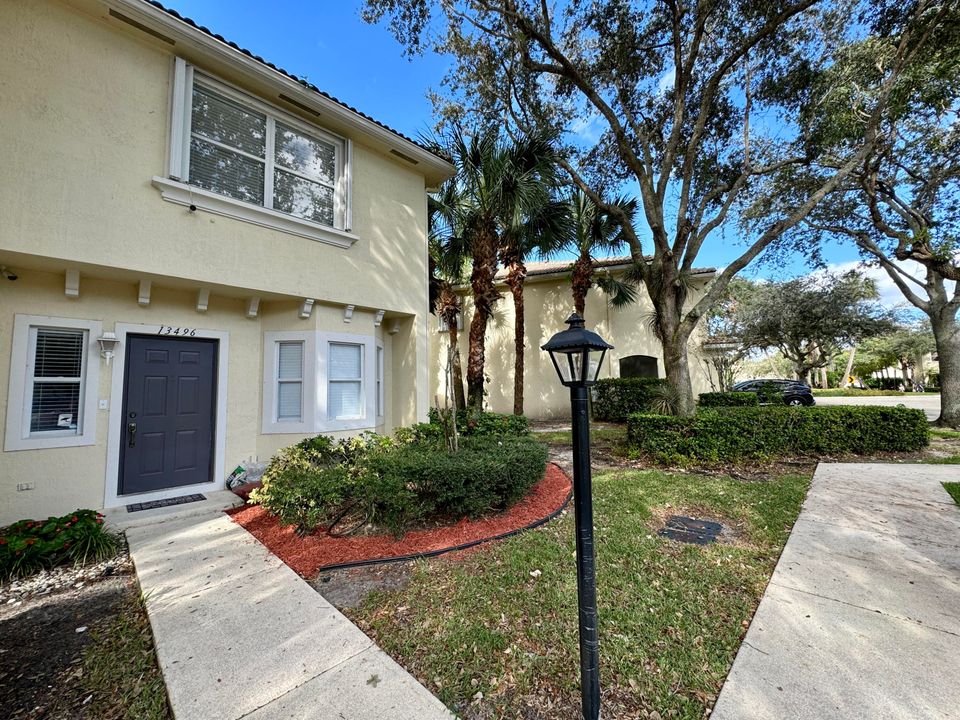 Active With Contract: $4,500 (2 beds, 2 baths, 1108 Square Feet)