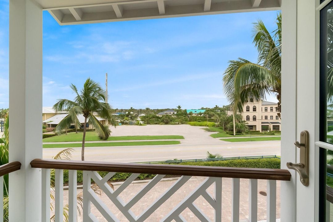 For Sale: $3,395,000 (4 beds, 4 baths, 3297 Square Feet)