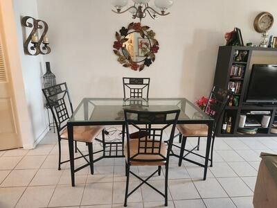 待售: $63,000 (1 贝兹, 1 浴室, 702 平方英尺)