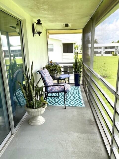 For Sale: $59,999 (1 beds, 1 baths, 702 Square Feet)