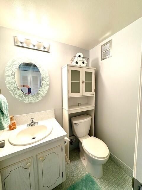 For Sale: $59,999 (1 beds, 1 baths, 702 Square Feet)