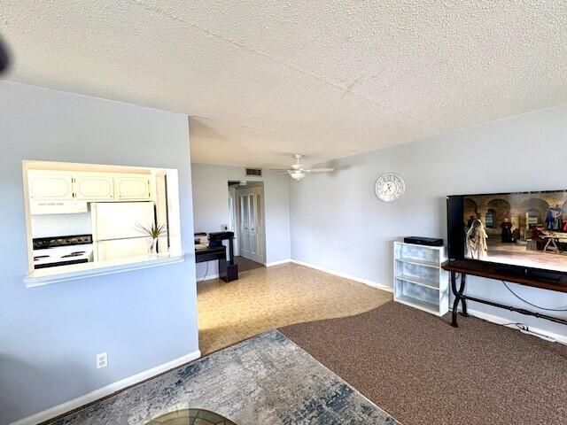 For Sale: $59,999 (1 beds, 1 baths, 702 Square Feet)
