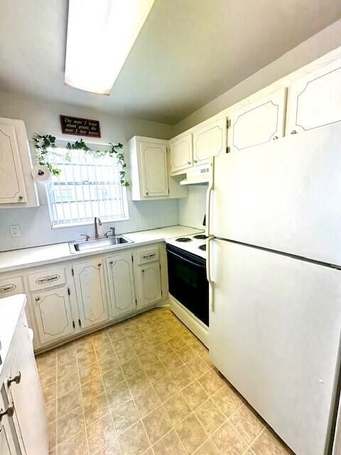 For Sale: $59,999 (1 beds, 1 baths, 702 Square Feet)
